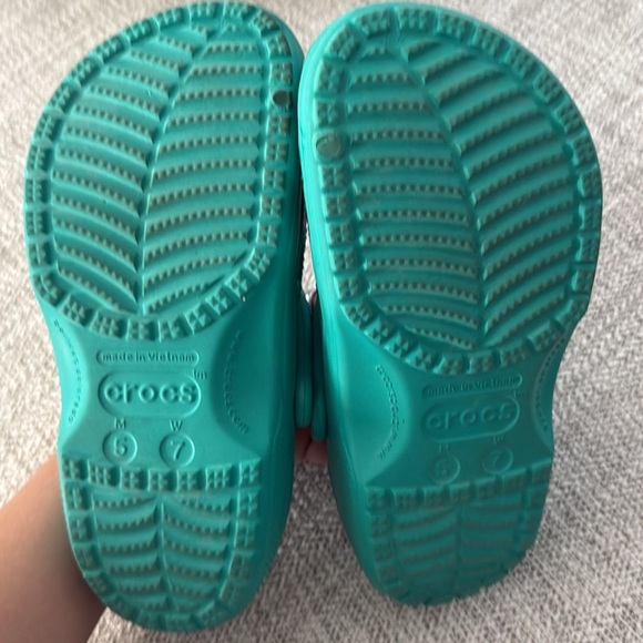 Teal crocs size 7 women’s/ men’s size 5 - Picture 2 of 4